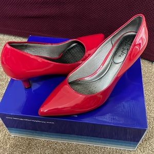 Lifestride soft system, shiny red, 2in heels, size 7M